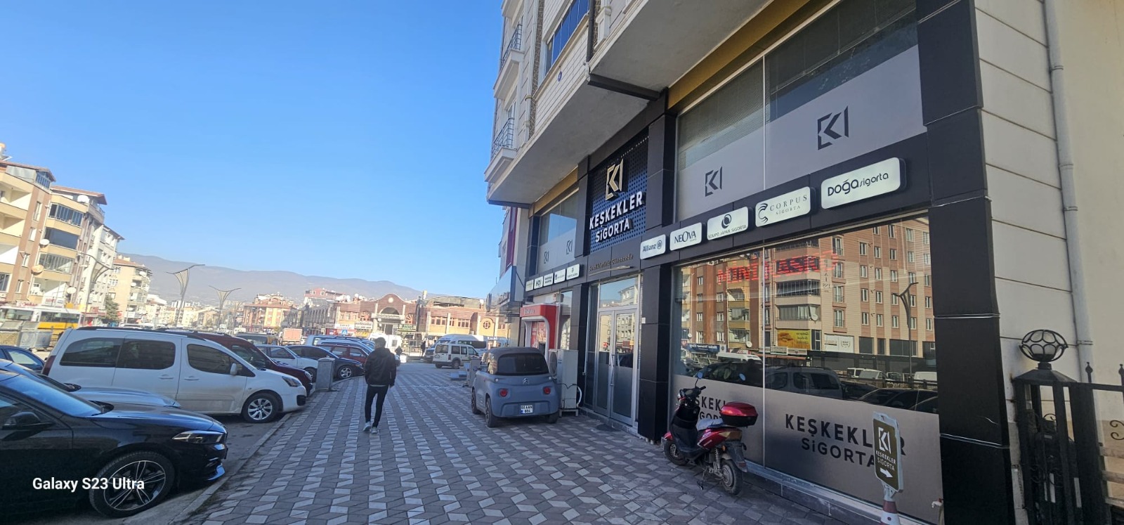 Behzat Bulvarı üzerindeki Keşkekler Sigorta ofisinin dış cephesi