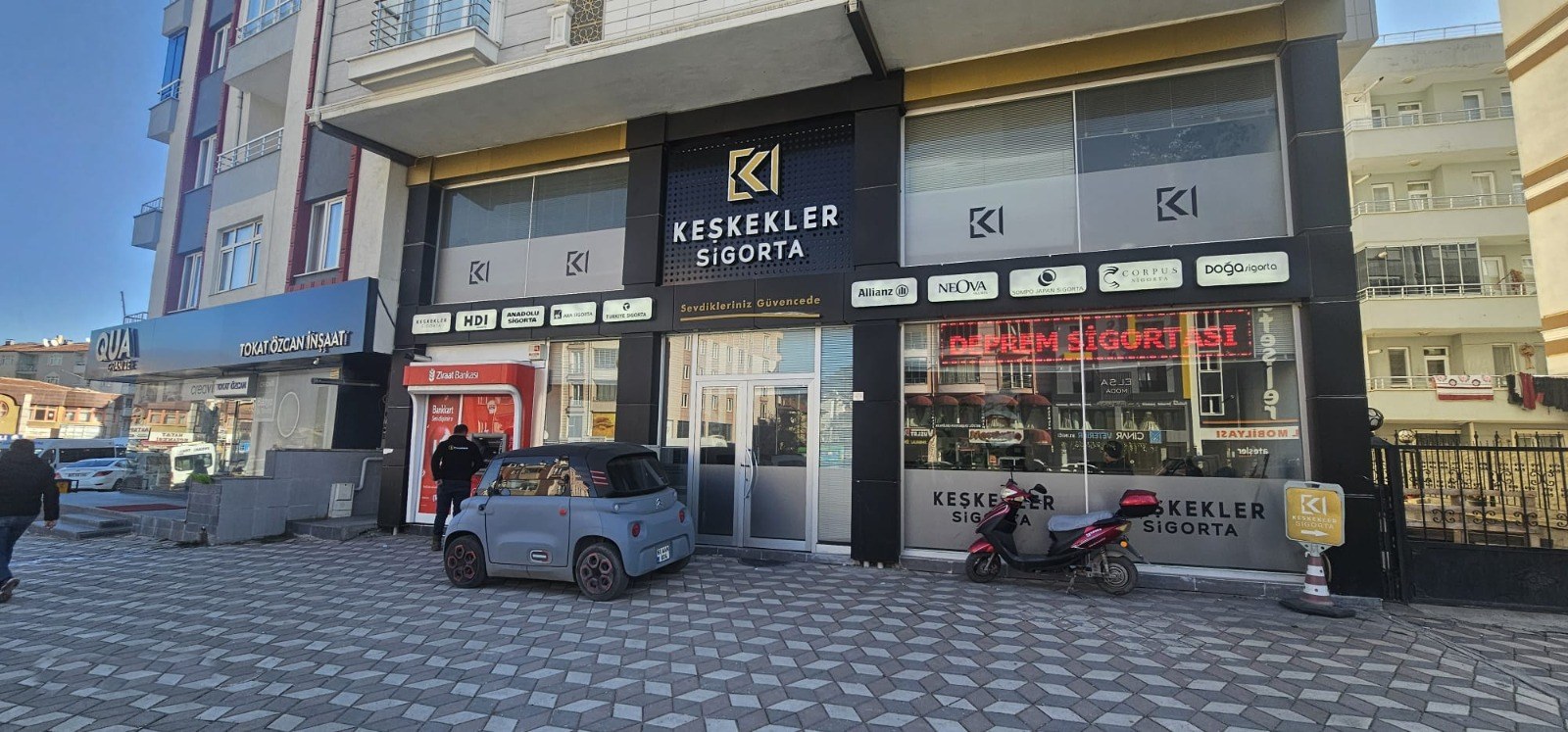 Keşkekler Sigorta ofisinin Behzat Bulvarı üzerindeki dış cephesi ve anlaşmalı sigorta şirketi tabelaları